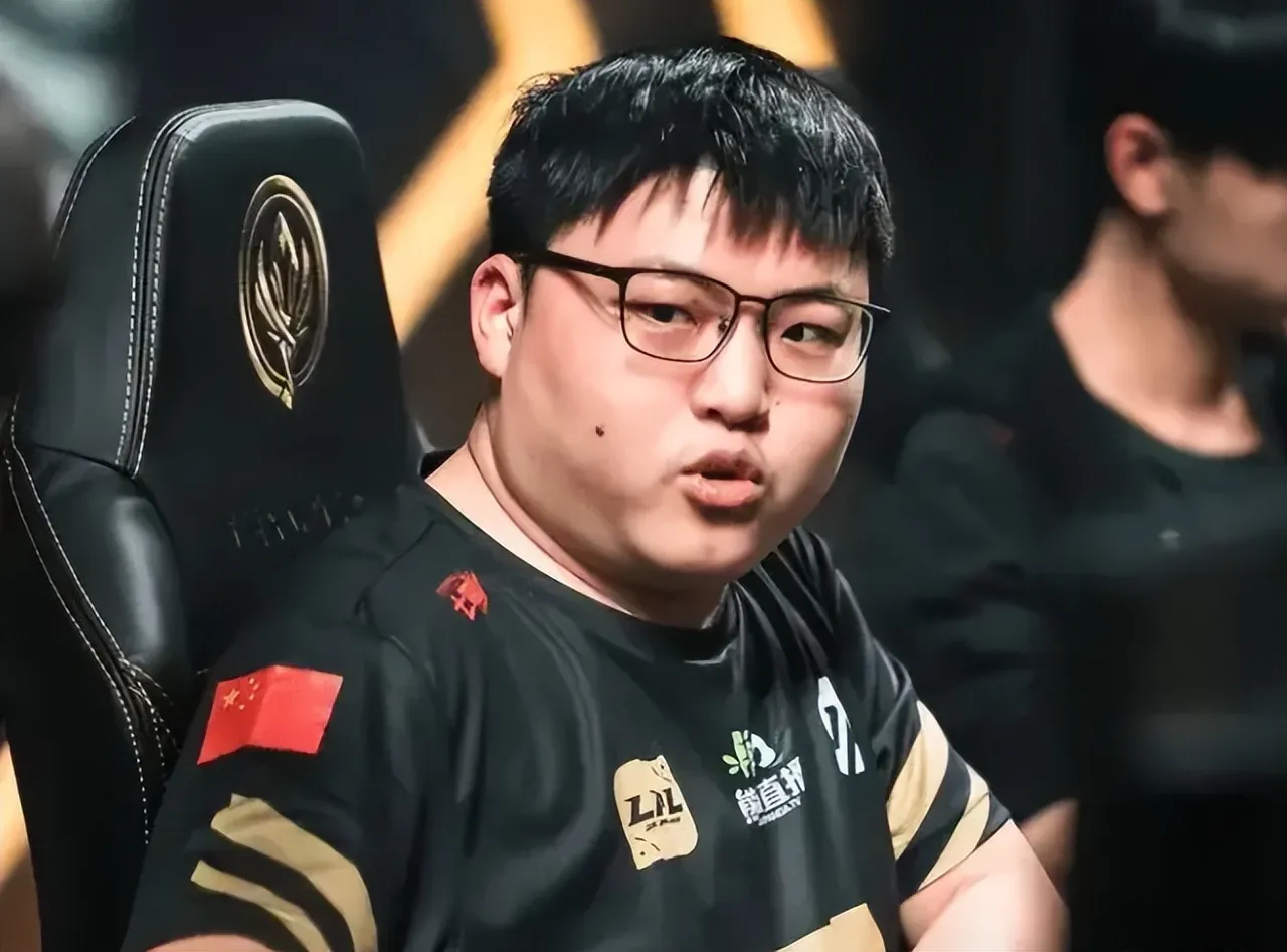 领先优势明显引发热议！，TheShy在RNG比赛中比赛局势复杂赢得满堂喝彩的简单介绍
